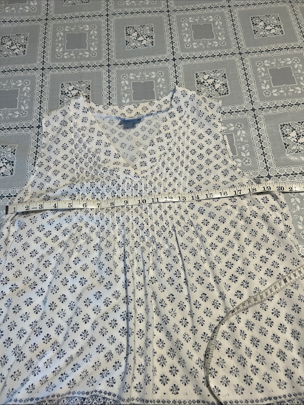 Liz Claiborne White Sleeveless V-Neck Tank with Navy Print, Size LARGE - Picture 6 of 8